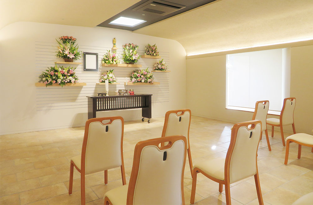 白を基調とした明るく清潔感のある天翔苑グリーンピース家族葬ホール